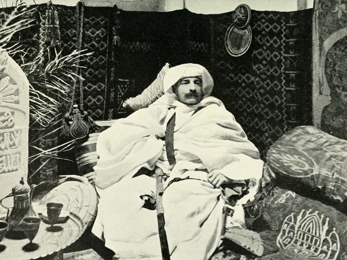 الروائي الفرنسي بيير لوتي بالملابس الشرقية