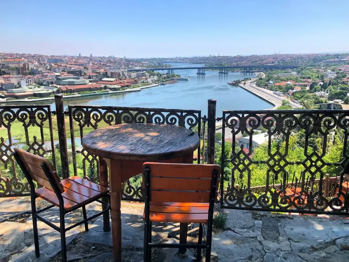 اطلالة من أحد المقاهي على تلة بيير لوتي