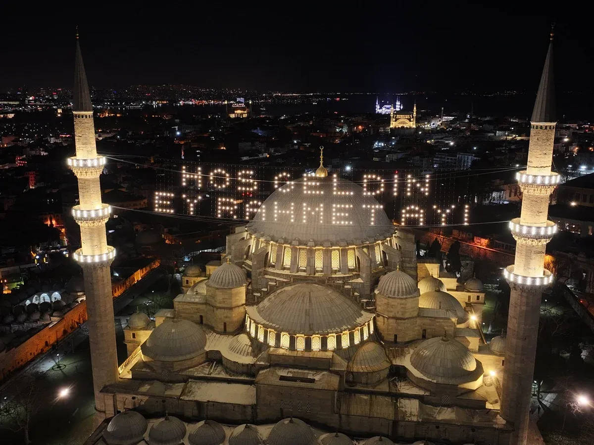 المحيا تضيء مآذن مسجد السليمانية بعبارة أهلا يا شهر الرحمة